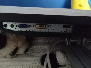 Pantalla de ordenador plateada y negra