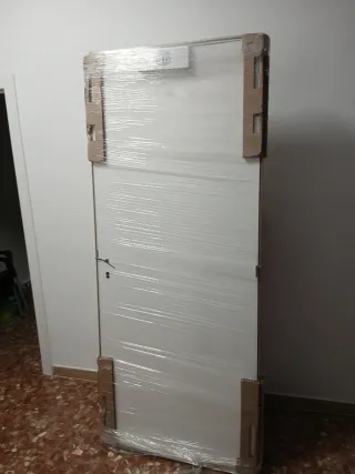 Puerta interior maciza abatible ciega