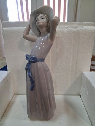 LLADRO PAMELA CON SOMBRERO