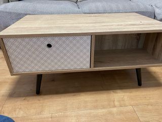 Mesa de centro de madera con cajón