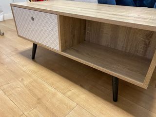 Mesa de centro de madera con cajón