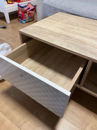 Mesa de centro de madera con cajón