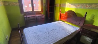 Cama y escritorio y silla de madera rústico