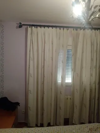 Lámparas y cortinas con visillos y barras cortinas