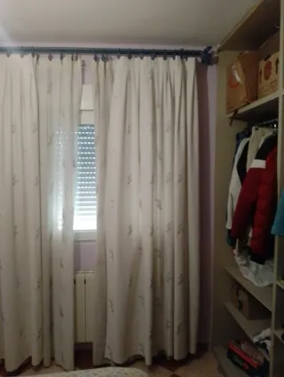 Lámparas y cortinas con visillos y barras cortinas