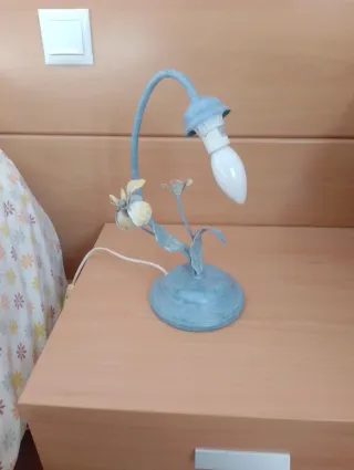 Lámparas y cortinas con visillos y barras cortinas