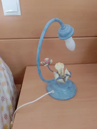 Lámparas y cortinas con visillos y barras cortinas