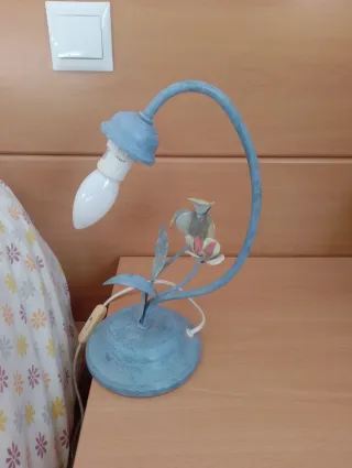 Lámparas y cortinas con visillos y barras cortinas