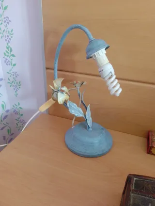 Lámparas y cortinas con visillos y barras cortinas