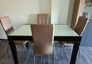 Mesa extensible y 4 sillas