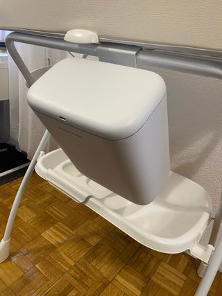 Cambiador bebé con papelera y soporte bañera