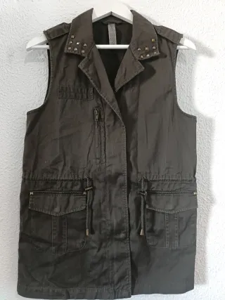 Chaleco militar verde con tachuelas