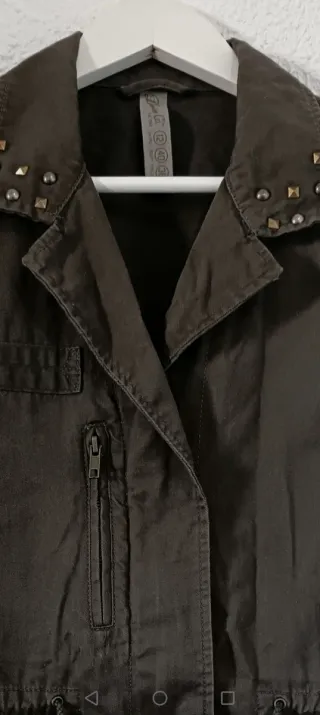 Chaleco militar verde con tachuelas