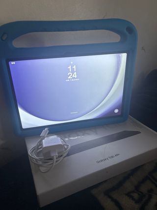 Samsung Galaxy Tab A9+ con funda azul