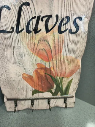 Colgador de llaves de madera con tulipanes
