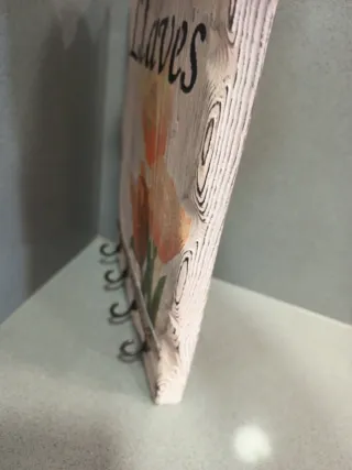 Colgador de llaves de madera con tulipanes