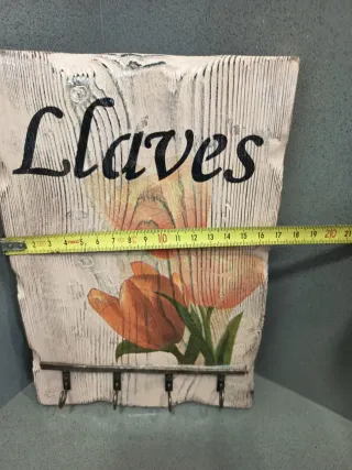 Colgador de llaves de madera con tulipanes