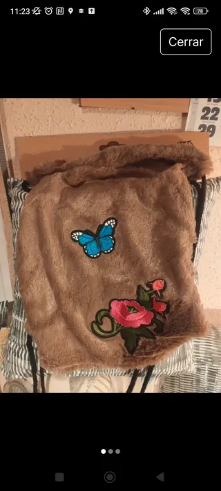 Mochila de pelo negra con flores y mariposa