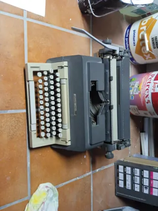 Máquina de escribir Olivetti Línea 88