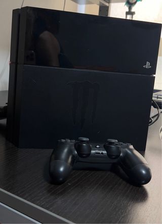 PS4 (PlayStation 4) Negra con Mando