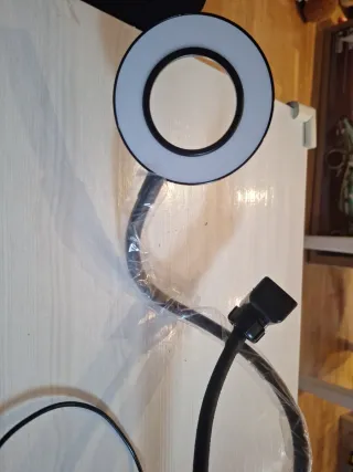 Aro de luz con soporte para movil y pinza sujetar.