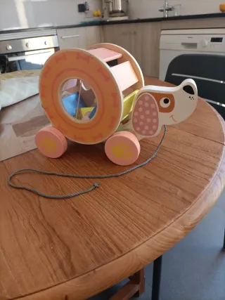 Perrito bebé de madera para encajar formas