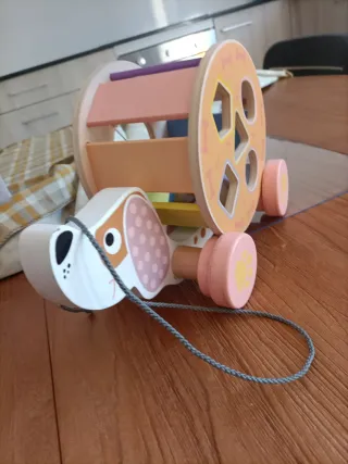 Perrito bebé de madera para encajar formas