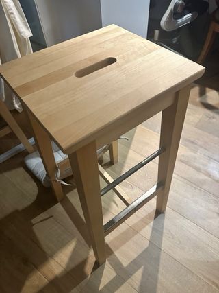 Mesa alta + 2 banquetas madera y metal