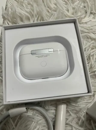 AirPods Pro + Funda Negra + Multi Cleaning Pen