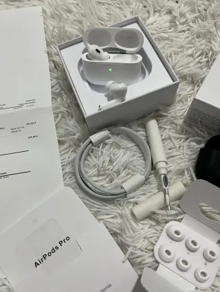 AirPods Pro + Funda Negra + Multi Cleaning Pen