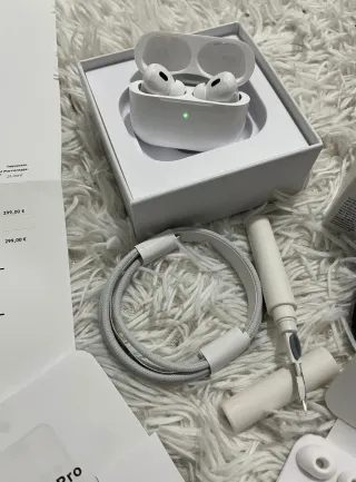 AirPods Pro + Funda Negra + Multi Cleaning Pen