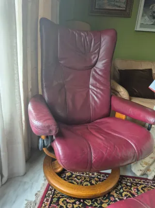 Sillón de piel con reposapiés