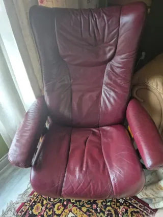 Sillón de piel con reposapiés