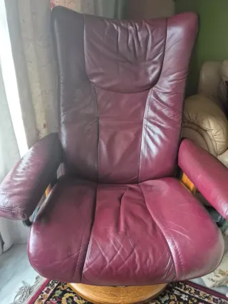 Sillón de piel con reposapiés