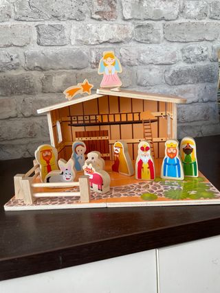 Belén de madera con figuras