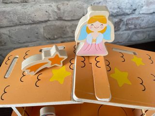 Belén de madera con figuras