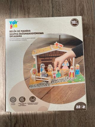 Belén de madera con figuras