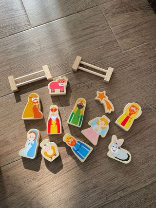 Belén de madera con figuras