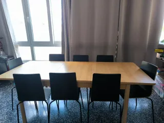 Mesa extensible chapa roble + 8 sillas negras