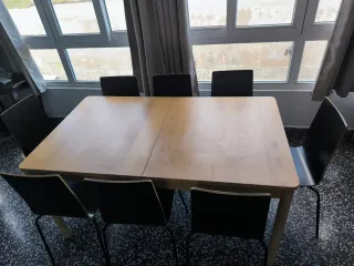 Mesa extensible chapa roble + 8 sillas negras