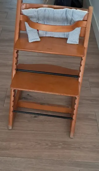 Trona de madera roble