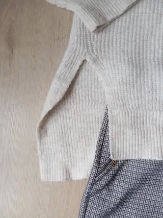 Conjunto jersey cuello alto y pantalón estampado