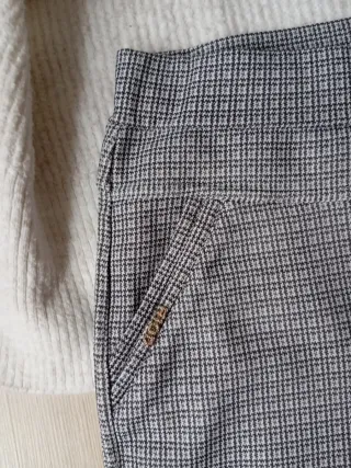 Conjunto jersey cuello alto y pantalón estampado