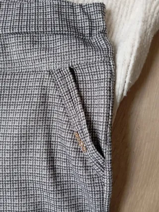 Conjunto jersey cuello alto y pantalón estampado