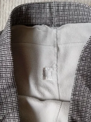 Conjunto jersey cuello alto y pantalón estampado