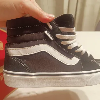 Zapatillas Vans Negras y Blancas