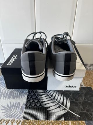 Zapatillas Adidas Grises y Negras