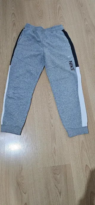 Conjunto chándal Nike gris y blanco