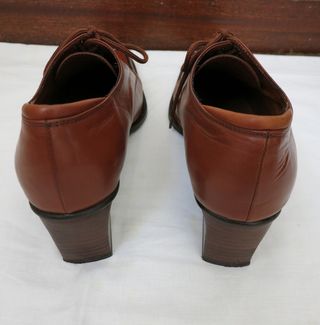 Zapatos de piel color camel. Talla: 36