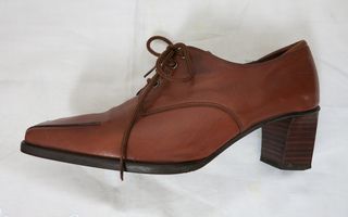 Zapatos de piel color camel. Talla: 36